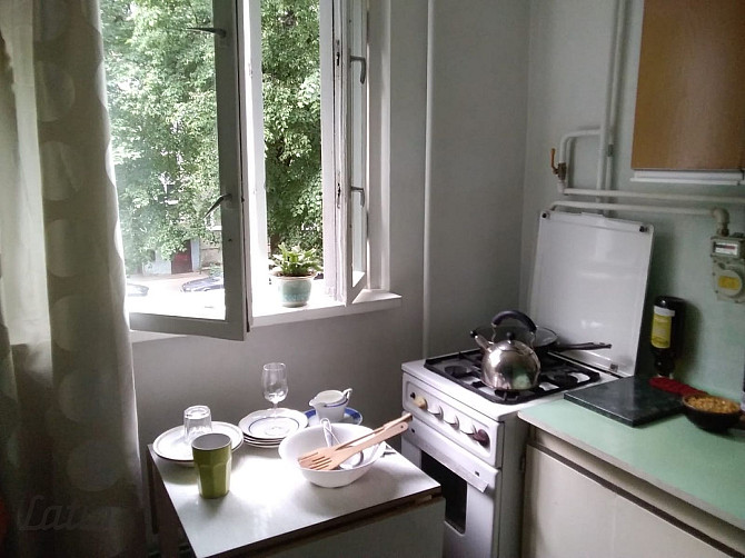 Pārdod remontējamu dzīvokli Iļģuciema centrā.

Vidējais stāvs, vidējā kāpņu telpa.
Mājā nomainīti ko Рига - изображение 3