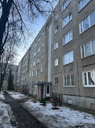 Pārdod remontējamu dzīvokli Iļģuciema centrā.

Vidējais stāvs, vidējā kāpņu telpa.
Mājā nomainīti ko Рига - изображение 2