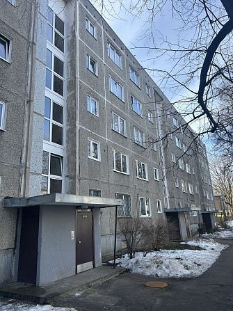 Pārdod remontējamu dzīvokli Iļģuciema centrā.

Vidējais stāvs, vidējā kāpņu telpa.
Mājā nomainīti ko Рига - изображение 1