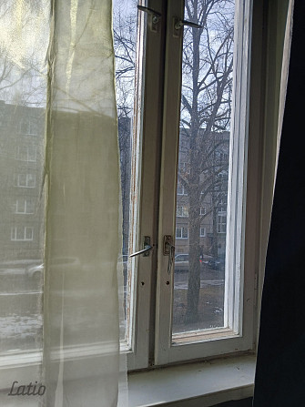 Pārdod remontējamu dzīvokli Iļģuciema centrā.

Vidējais stāvs, vidējā kāpņu telpa.
Mājā nomainīti ko Рига - изображение 4