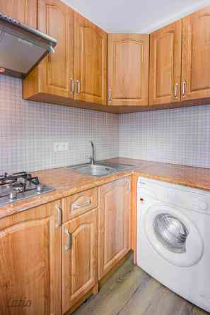 Uz ilgu laiku izīrē 1 istabas dzīvokli lietuviešu projekta mājā. Dzīvoklis labā stāvoklī, mainīti ra Рига