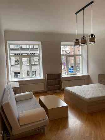 Tiek izīrēts dzīvoklis renovētā mājā pašā pilsētas centrā. Līdzās veikali, kafejnīcas, skolas, sport Rīga