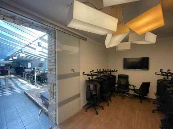 Birojs ar terasi un virtuvi Valdemāra pasāžā.  Telpas atrodas mūsdienīgā un arhitektoniski pievilcīg Рига