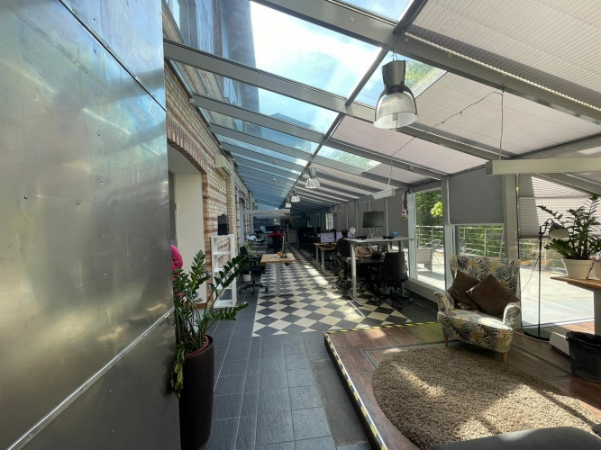 Birojs ar terasi un virtuvi Valdemāra pasāžā.  Telpas atrodas mūsdienīgā un arhitektoniski pievilcīg Рига - изображение 1