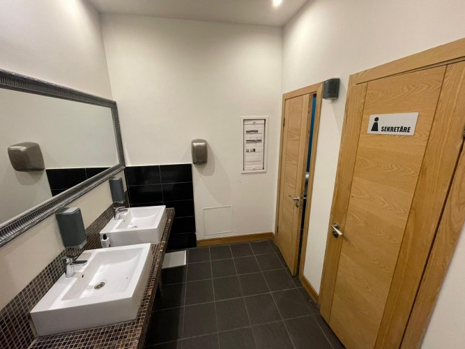 Birojs ar terasi un virtuvi Valdemāra pasāžā.  Telpas atrodas mūsdienīgā un arhitektoniski pievilcīg Рига - изображение 8