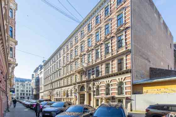 Izīrē plašu dzīvokli 6.stāvā bez lifta pie Vērmanes dārza.  Dzīvoklī nepieciešams kosmētiskais remon Rīga