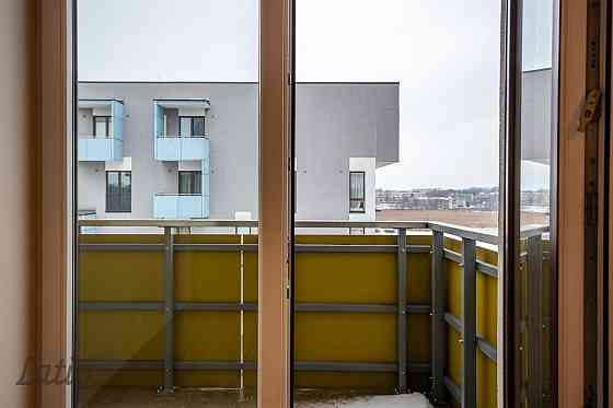 Tiek izīrēts gaišs un kopts 3 istabu dzīvoklis modernā dzīvojamā projektā Ezerparka nami. Dzīvoklis  Rīga