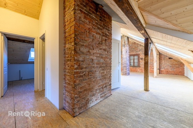 В продаже просторная мансардная квартира в самом сердце Старой Лиепаи с Лиепая - изображение 9