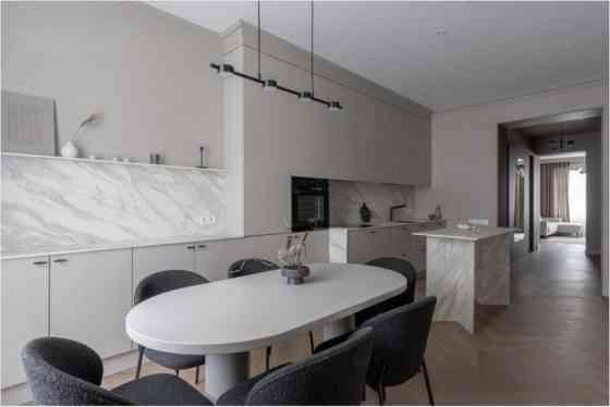 Эксклюзивная трехкомнатная квартира для долгосрочной аренды в центре Риги  ул. Рига