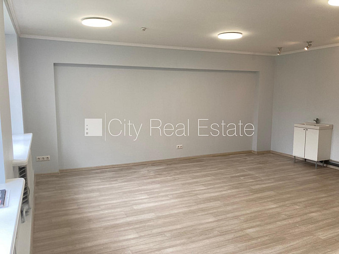 Renovēta māja, ir lifts, kāpņu telpa pēc kapitālā remonta, logi vērsti uz ielas pusi, Rīga - foto 17