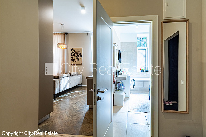 Fasādes māja, renovēta māja, vieta automašīnai, ieeja no ielas un pagalma, logi vērsti Rīga - foto 13