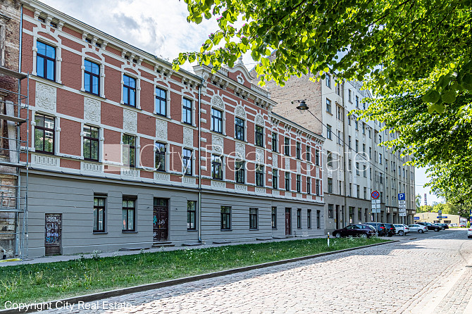 Fasādes māja, renovēta māja, vieta automašīnai, ieeja no ielas un pagalma, logi vērsti Rīga - foto 1