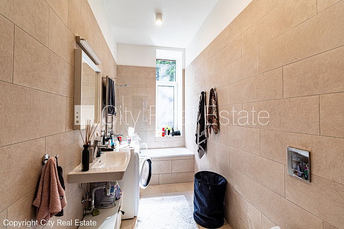 Fasādes māja, renovēta māja, vieta automašīnai, ieeja no ielas un pagalma, logi vērsti Rīga - foto 14