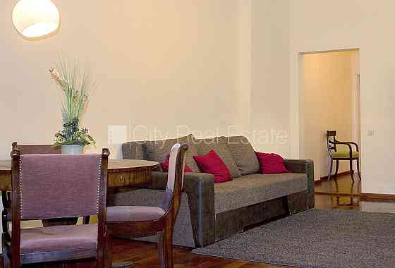 Дом во дворе, реновированный дом, закрытый двор, во дворе детская игровая Rīga