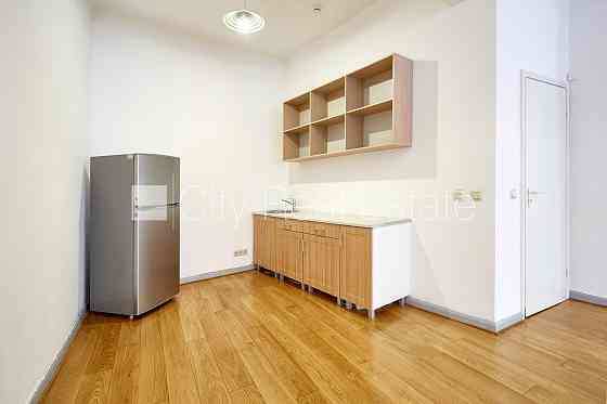 Фасадный дом, реновированный дом, благоустроенная озеленённая территория, Rīga