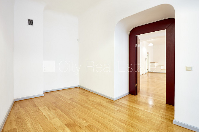 Fasādes māja, renovēta māja, labiekārtota apzaļumota teritorija, bruģēts piebraucamais Rīga - foto 6