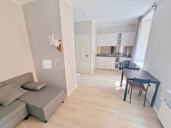 Fasādes māja, renovēta māja, slēgts pagalms, ieeja no ielas un pagalma, kāpņu telpa pēc Rīga - foto 1