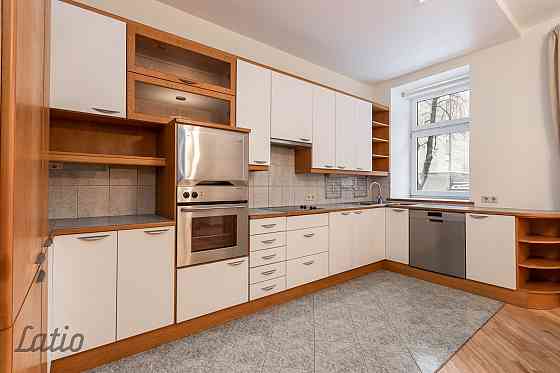 Izīrē gaišu un ērtu dzīvokli klusā ielā pašā pilsētas centrā. Blakus atrodas sabiedriskais transport Рига