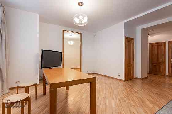 Izīrē gaišu un ērtu dzīvokli klusā ielā pašā pilsētas centrā. Blakus atrodas sabiedriskais transport Рига