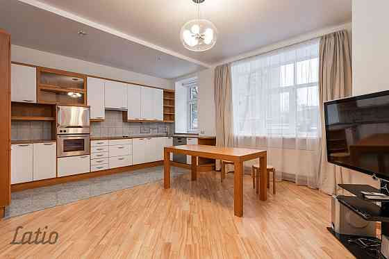 Izīrē gaišu un ērtu dzīvokli klusā ielā pašā pilsētas centrā. Blakus atrodas sabiedriskais transport Рига