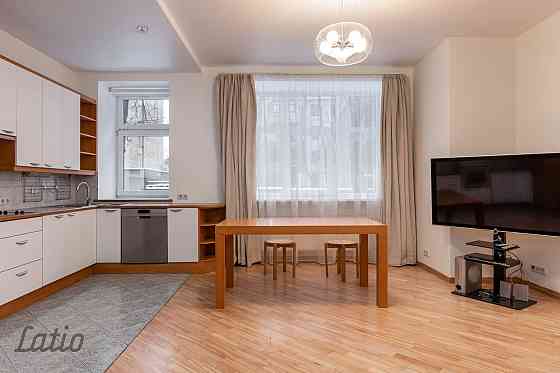 Izīrē gaišu un ērtu dzīvokli klusā ielā pašā pilsētas centrā. Blakus atrodas sabiedriskais transport Рига