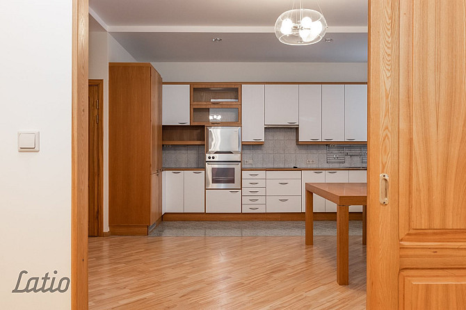 Izīrē gaišu un ērtu dzīvokli klusā ielā pašā pilsētas centrā. Blakus atrodas sabiedriskais transport Рига - изображение 2