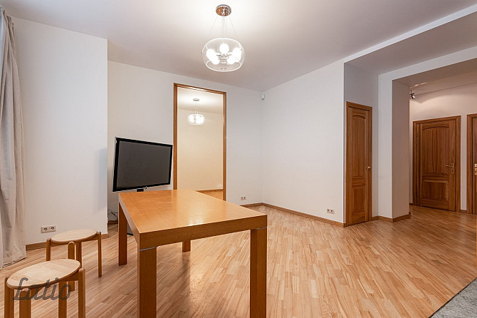 Izīrē gaišu un ērtu dzīvokli klusā ielā pašā pilsētas centrā. Blakus atrodas sabiedriskais transport Рига - изображение 4