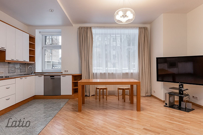 Izīrē gaišu un ērtu dzīvokli klusā ielā pašā pilsētas centrā. Blakus atrodas sabiedriskais transport Рига - изображение 3