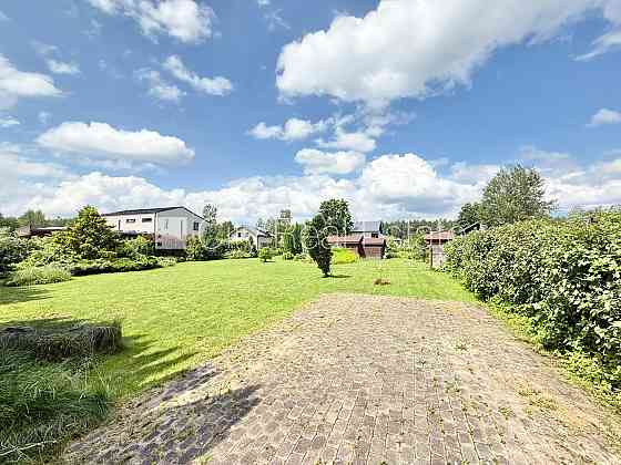 Благоустроенная озеленённая территория, территория обнесена железным забором, Rīgas rajons