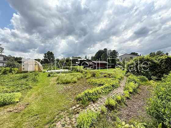 Благоустроенная озеленённая территория, территория обнесена железным забором, Rīgas rajons