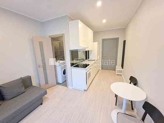 Фасадный дом, реновированный дом, закрытый двор, вход с улицы, лестничная клетка Rīga