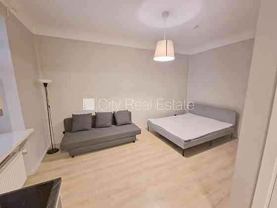 Фасадный дом, реновированный дом, закрытая территория, вход с улицы, лифт, Rīga