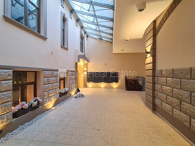 Fasādes māja, renovēta māja, slēgta teritorija, ieeja no ielas, ir lifts, kāpņu telpa pēc Rīga - foto 16