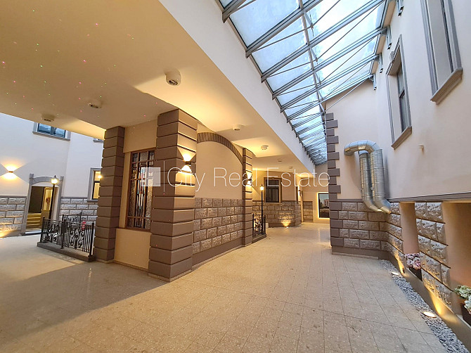 Fasādes māja, renovēta māja, slēgta teritorija, ieeja no ielas, ir lifts, kāpņu telpa pēc Rīga - foto 15