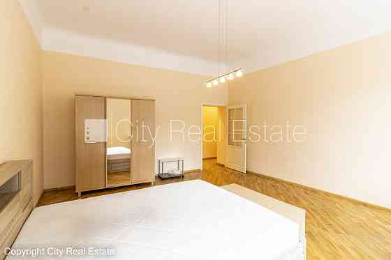 Фасадный дом, реновированный дом, вход со двора, лестничная клетка после Рига