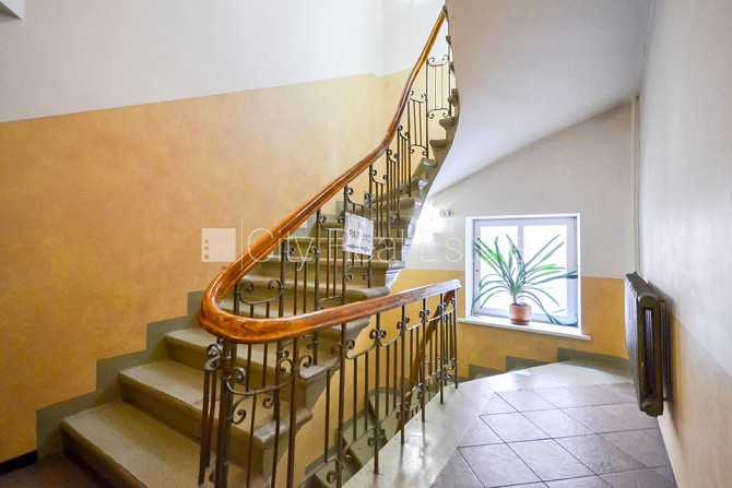 Фасадный дом, реновированный дом, вход со двора, лестничная клетка после Рига - изображение 15