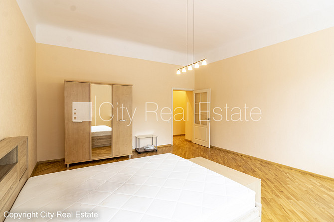 Фасадный дом, реновированный дом, вход со двора, лестничная клетка после Рига - изображение 3