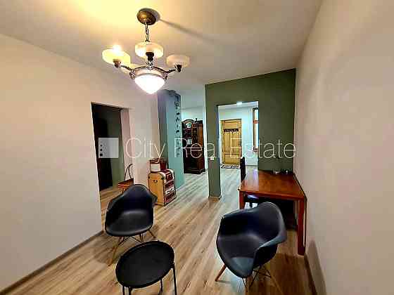 Частный дом, благоустроенный озеленённый двор, территория обнесена забором, окна Рига