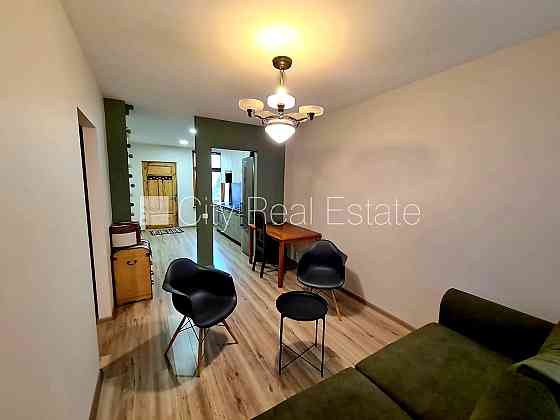 Частный дом, благоустроенный озеленённый двор, территория обнесена забором, окна Рига