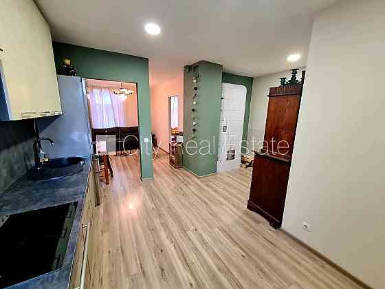 Частный дом, благоустроенный озеленённый двор, территория обнесена забором, окна Рига