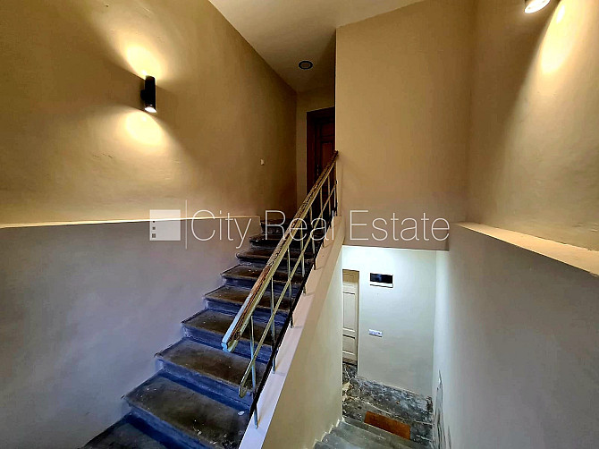 Частный дом, благоустроенный озеленённый двор, территория обнесена забором, окна Рига - изображение 18