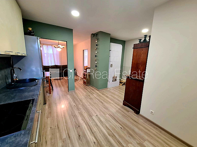 Частный дом, благоустроенный озеленённый двор, территория обнесена забором, окна Рига - изображение 8