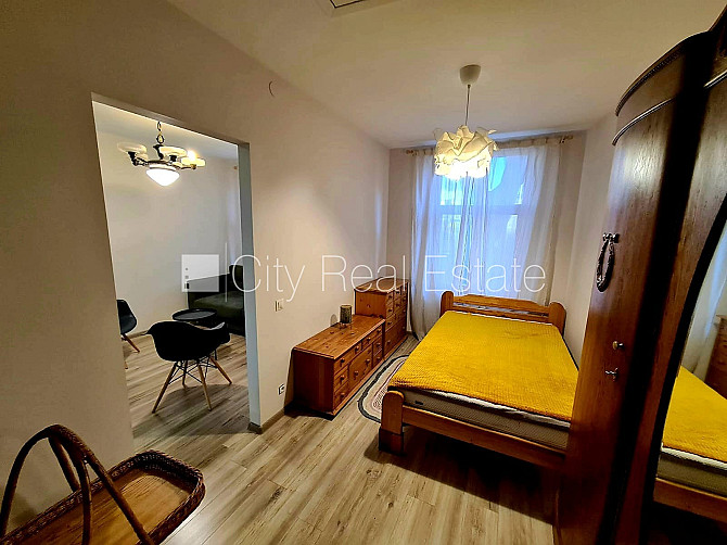 Частный дом, благоустроенный озеленённый двор, территория обнесена забором, окна Рига - изображение 12