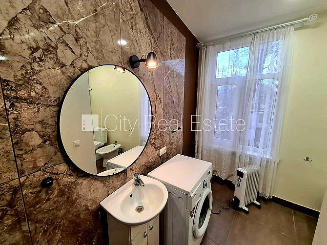 Частный дом, благоустроенный озеленённый двор, территория обнесена забором, окна Рига - изображение 13