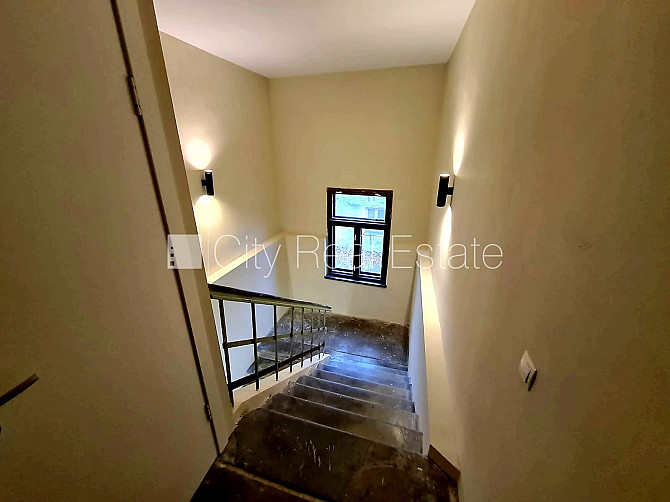 Частный дом, благоустроенный озеленённый двор, территория обнесена забором, окна Рига - изображение 17