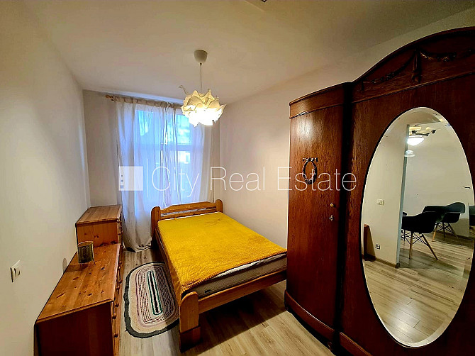 Частный дом, благоустроенный озеленённый двор, территория обнесена забором, окна Рига - изображение 11