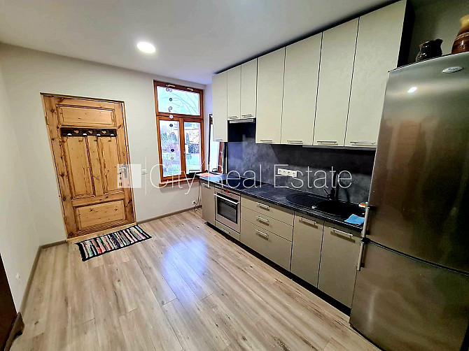 Частный дом, благоустроенный озеленённый двор, территория обнесена забором, окна Рига - изображение 9