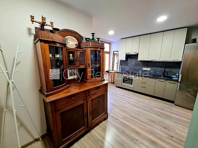 Частный дом, благоустроенный озеленённый двор, территория обнесена забором, окна Рига - изображение 7