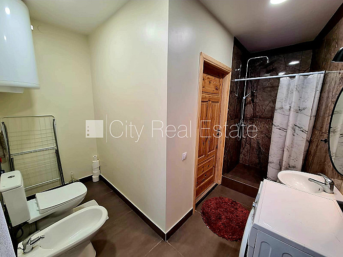 Частный дом, благоустроенный озеленённый двор, территория обнесена забором, окна Рига - изображение 14