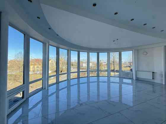 Аренда офисного помещения с красивым панорамным видом.  Предлагаются светлые и Rīga